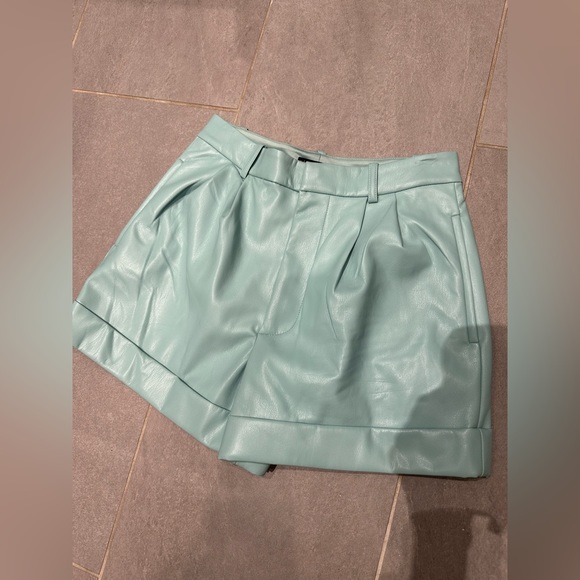 Alice + Olivia pleated Conroy tailored shorts - Picture 4 of 6